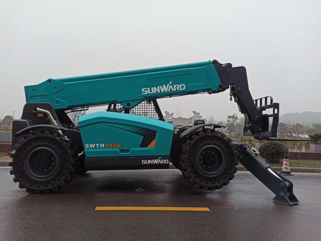 尊龙凯时官网网址智能SWTH1056伸缩臂叉装车新机下线