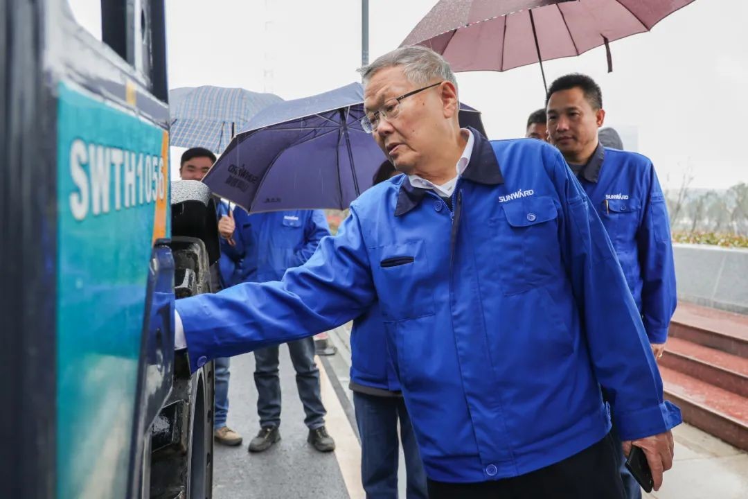 尊龙凯时官网网址智能SWTH1056伸缩臂叉装车新机下线