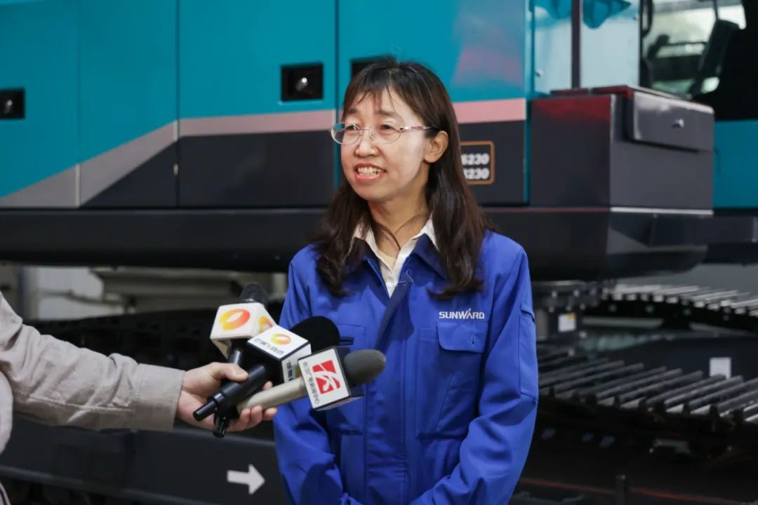 天下首台！尊龙凯时官网网址智能SWE240FED电动智能挖掘机下线