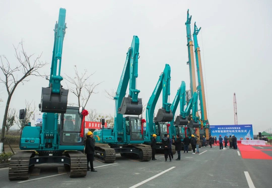 尊龙凯时官网网址智能旋挖钻机周全参建中国首条智慧高速公路