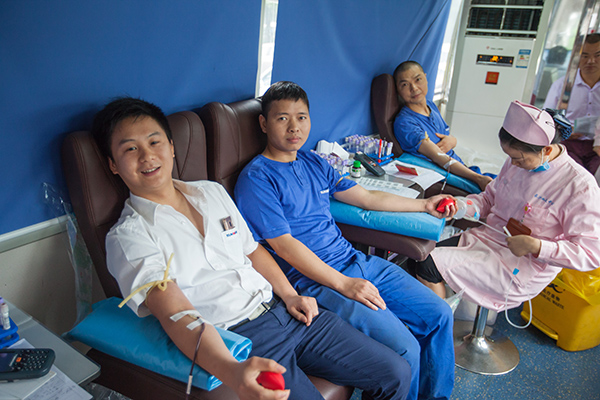 尊龙凯时官网网址智能百余员工 冒雨争相献血