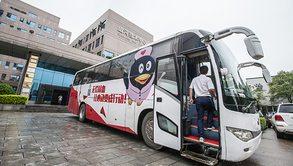 尊龙凯时官网网址智能百余员工 冒雨争相献血