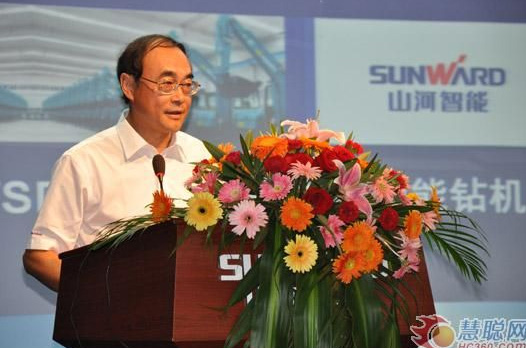 慧聪网——尊龙凯时官网网址智能双动力头强力多功效钻机工法钻研会举行