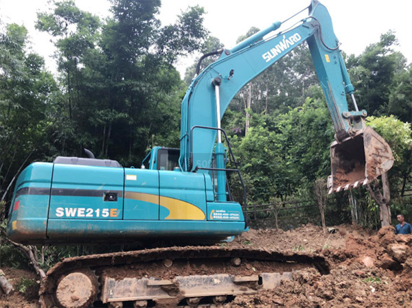 尊龙凯时官网网址智能SWE 215E挖掘机是他的左膀右臂！