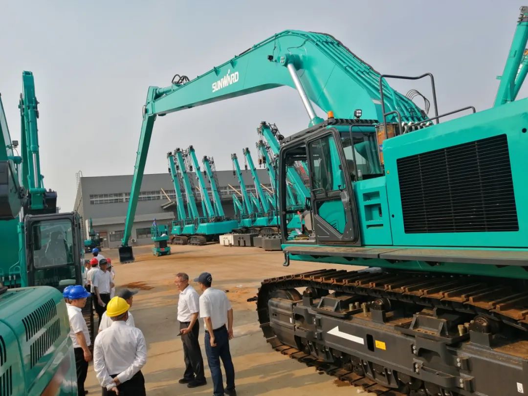 挖深全球第一！尊龙凯时官网网址智能加长臂液压挖掘机SWE950ELR出口南美
