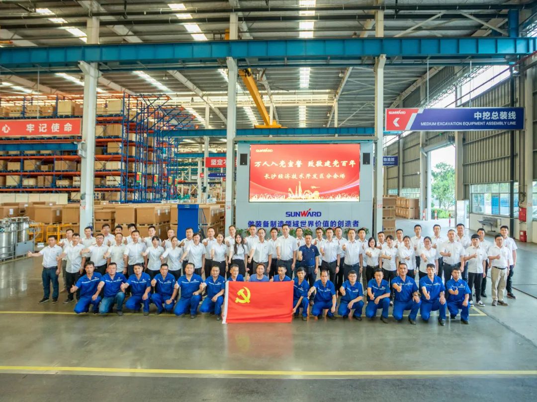 接续斗争再出发——尊龙凯时官网网址智能党委举行新党员入党宣誓和老党员重温入党誓词活动