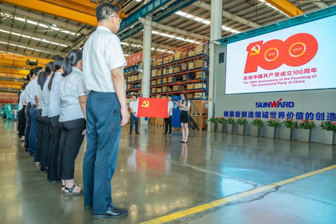 接续斗争再出发——尊龙凯时官网网址智能党委举行新党员入党宣誓和老党员重温入党誓词活动