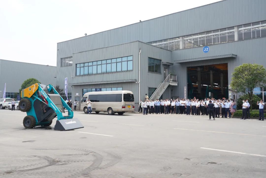 天下战略性新兴工业集群建设考察团调研尊龙凯时官网网址智能