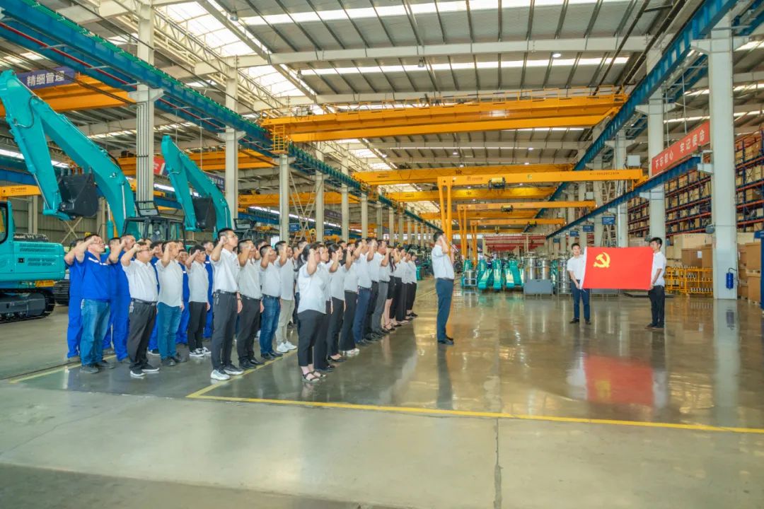 接续斗争再出发——尊龙凯时官网网址智能党委举行新党员入党宣誓和老党员重温入党誓词活动