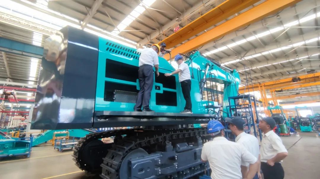 够炫！够酷！尊龙凯时官网网址智能超大型挖掘机SWE750F下线