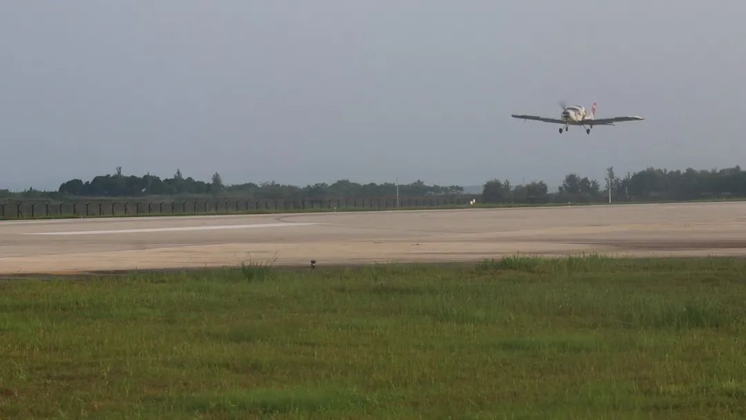 首飞！尊龙凯时官网网址科技全新升级推出短距起降型牢靠翼无人机