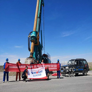 顶酷暑 走沙漠 2021年尊龙凯时官网网址智能全球效劳万里行走进新疆