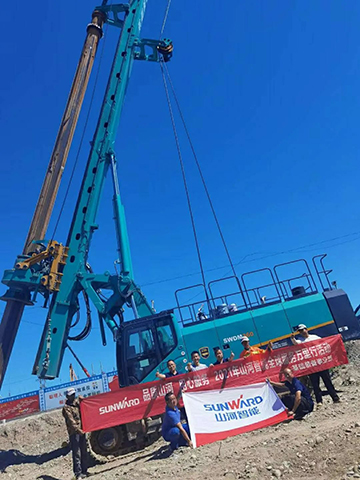 顶酷暑 走沙漠 2021年尊龙凯时官网网址智能全球效劳万里行走进新疆