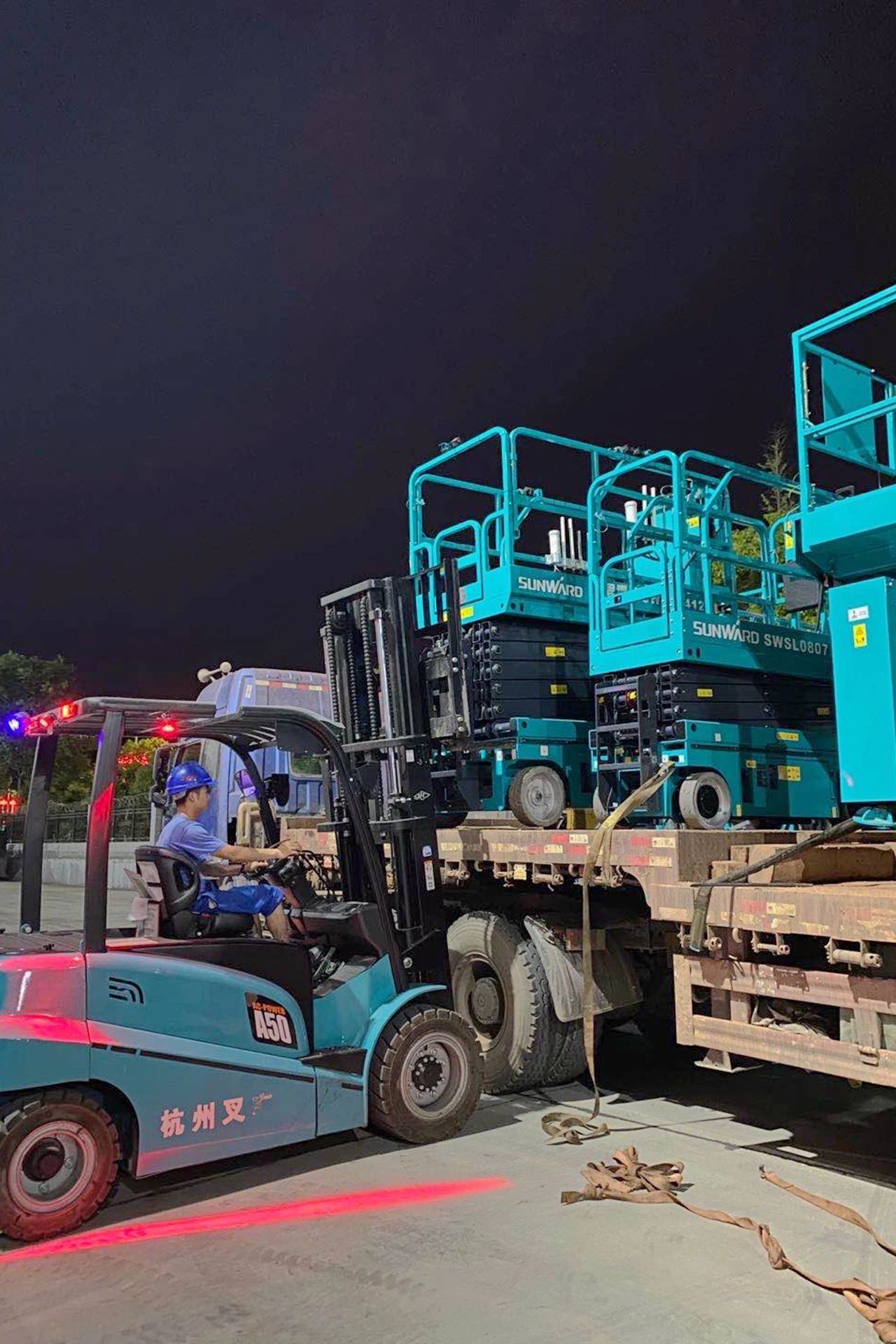 尊龙凯时官网网址智能“蓝精灵”们在通俗岗位的坚守与贡献