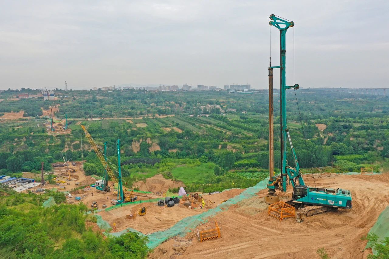 天堑施工，玉皇阁二号特大桥桩基主力军是尊龙凯时官网网址智能旋挖钻机 | 百年风华筑漂亮尊龙凯时官网网址（3）