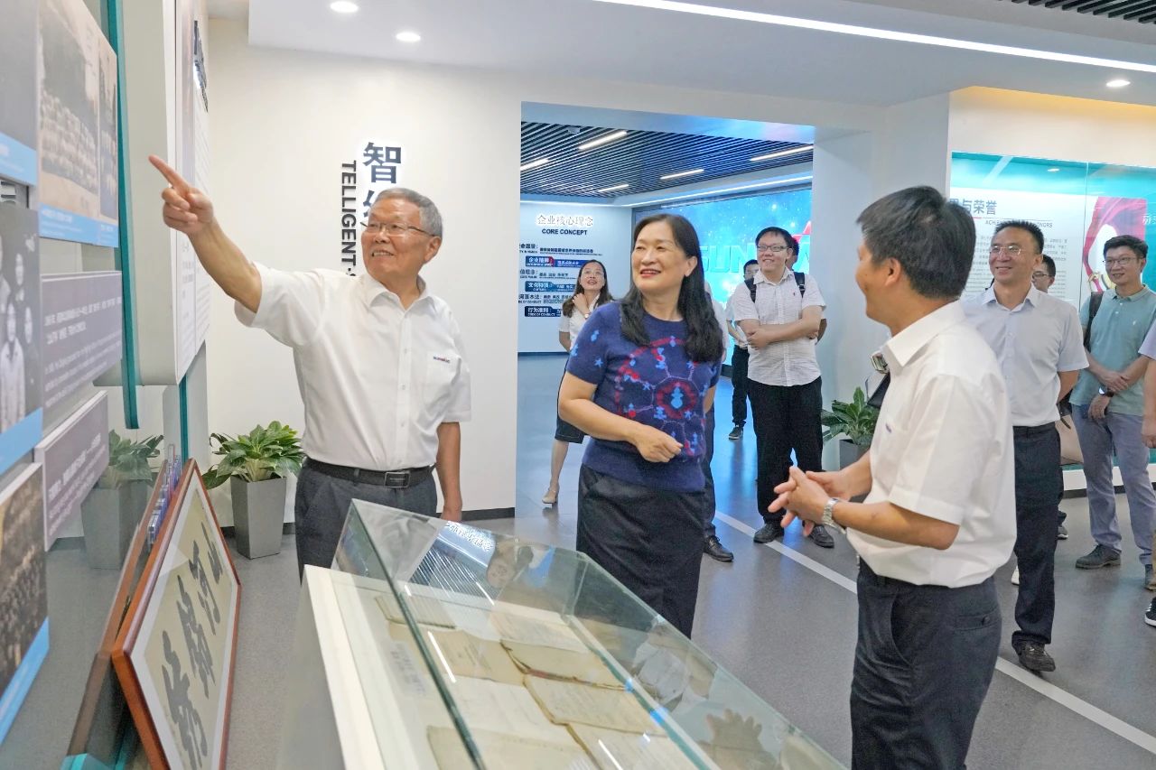 为立异创业精神点赞！中国工程院院士陈晓红一行到访尊龙凯时官网网址智能