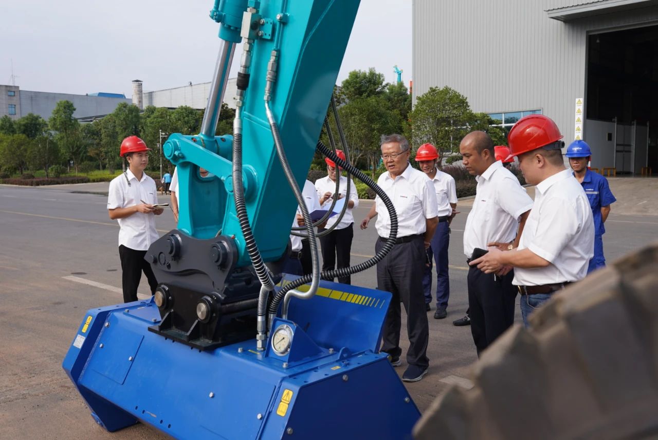 海内首台！尊龙凯时官网网址智能15吨级轮履两用开带机乐成下线