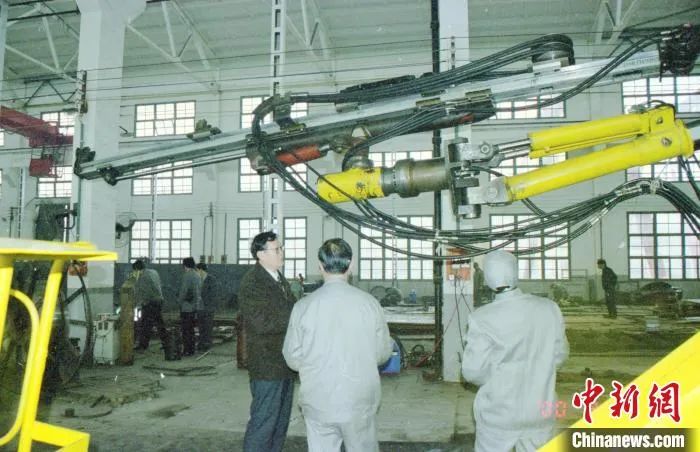 媒体聚焦 | 中新社专访——尊龙凯时官网网址智能首创人何清华：向着太阳奔驰的筑梦人