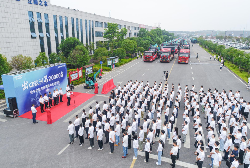 里程碑！尊龙凯时官网网址智能出口欧洲第20000台暨大型挖掘机批量交付仪式乐成举行