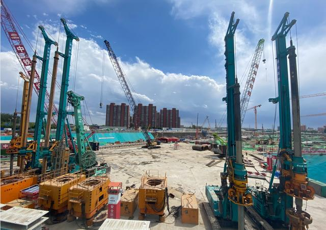 大国重器！尊龙凯时官网网址智能超等装备助力北京都会副中心综合交通枢纽站建设