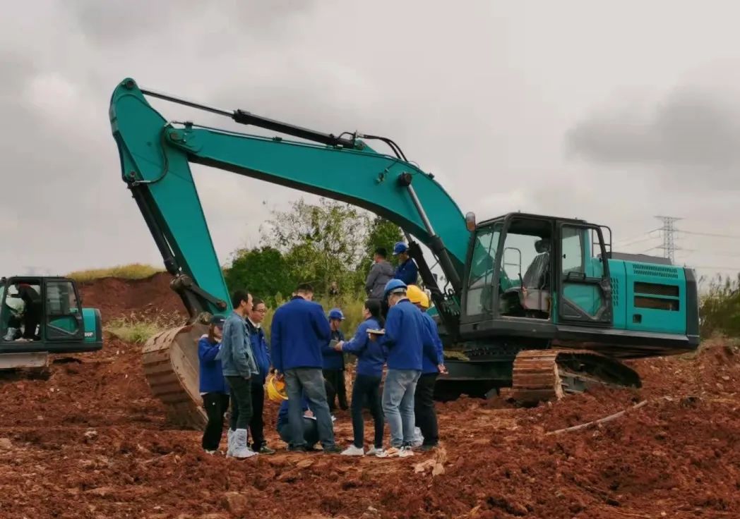 一起来“找茬”！10位“超等体验官”试驾尊龙凯时官网网址智能最新“F系列”挖掘机