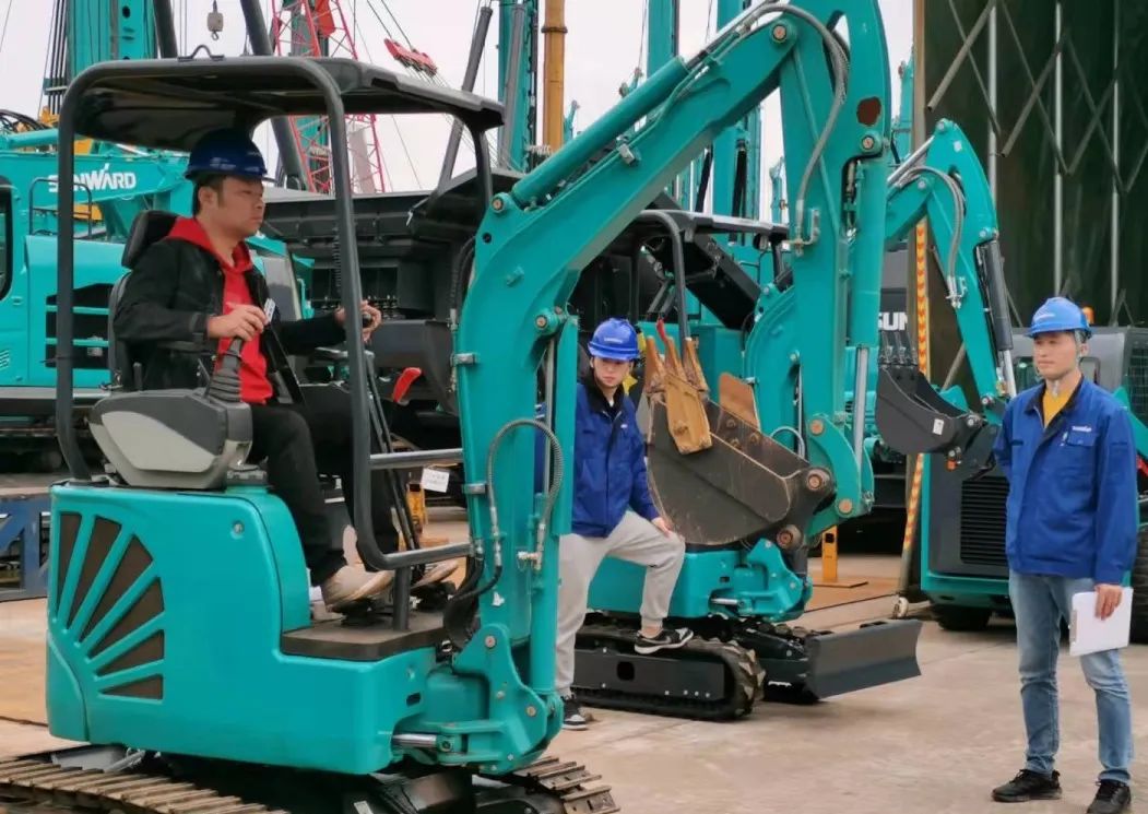 一起来“找茬”！10位“超等体验官”试驾尊龙凯时官网网址智能最新“F系列”挖掘机