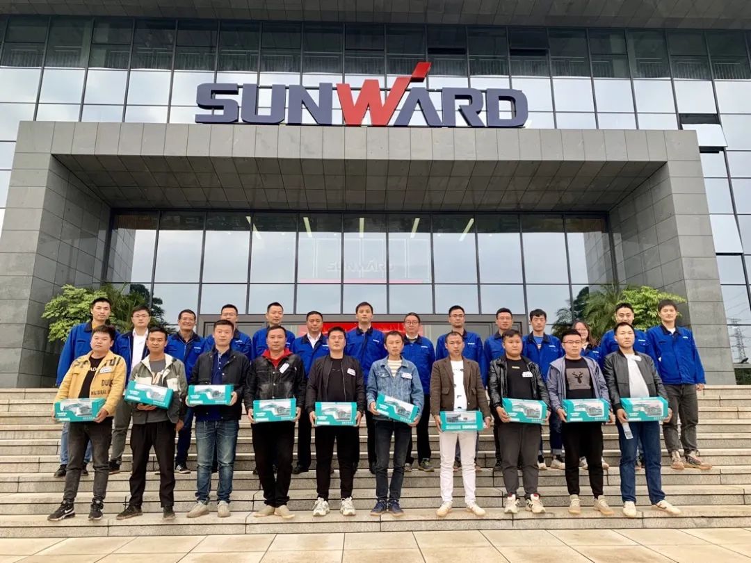 一起来“找茬”！10位“超等体验官”试驾尊龙凯时官网网址智能最新“F系列”挖掘机