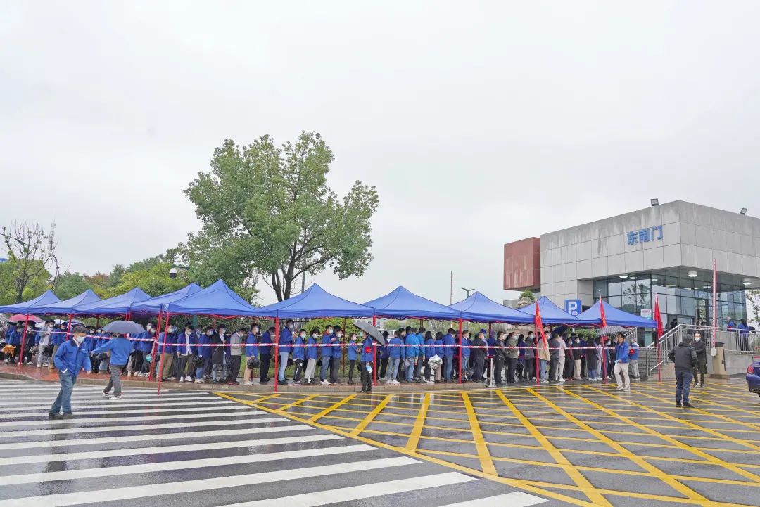 采样完成率近100%！尊龙凯时官网网址智能第一时间开展全员核酸检测，包管清静生产