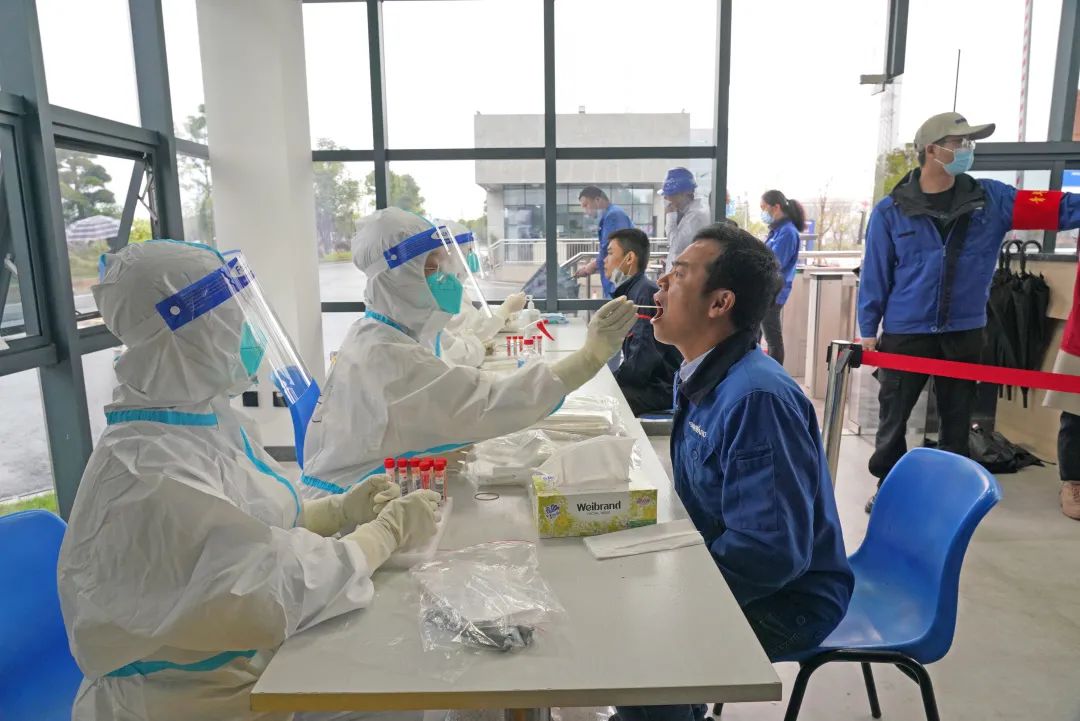 采样完成率近100%！尊龙凯时官网网址智能第一时间开展全员核酸检测，包管清静生产