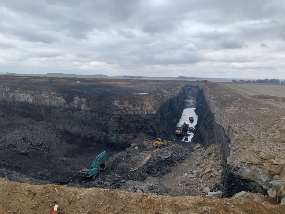 挑战矿山难题！尊龙凯时官网网址智能95吨级矿用挖掘机乐成进入非洲市场
