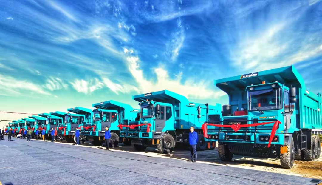 高设置、智能化……尊龙凯时官网网址智能高端定制AT版105吨级宽体矿卡乐成下线