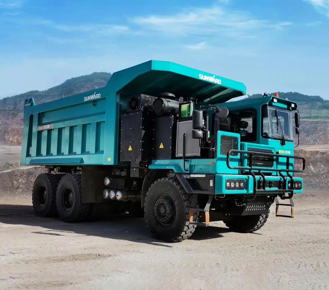 新能源，长续航！尊龙凯时官网网址智能首台LNG增程式宽体矿卡下线交付