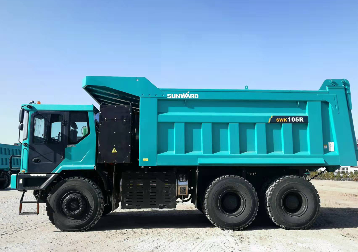 新能源，长续航！尊龙凯时官网网址智能首台LNG增程式宽体矿卡下线交付