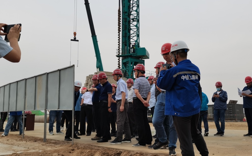 创下纪录！尊龙凯时官网网址智能引孔式静力压桩机首次应用于高铁项目