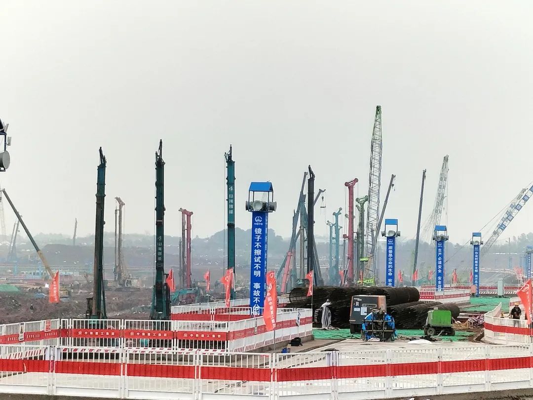 “尊龙凯时官网网址绿”精彩亮相！尊龙凯时官网网址智能装备周全助力长沙机场改扩建项目
