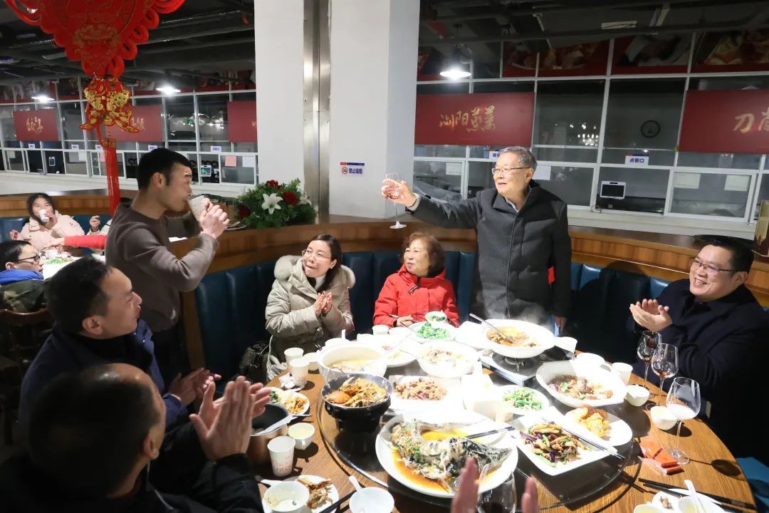 尊龙凯时官网网址智能董事长何清华与留厂员工一起过大年！