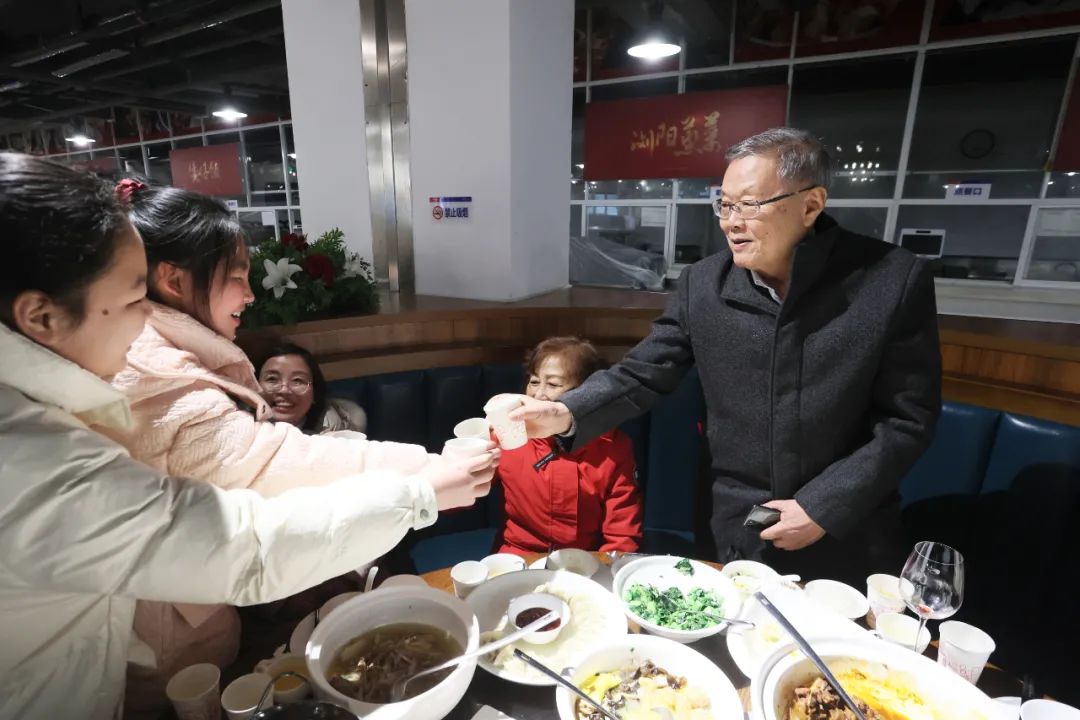 尊龙凯时官网网址智能董事长何清华与留厂员工一起过大年！
