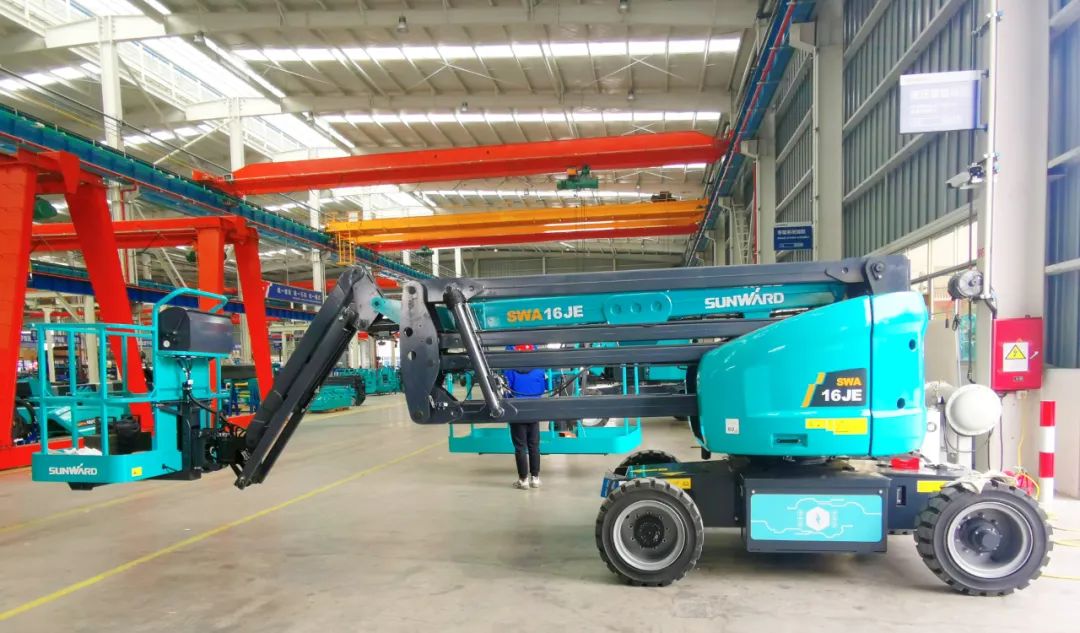勇闯蓝海！尊龙凯时官网网址智能两款臂式高空作业平台正式“出道”
