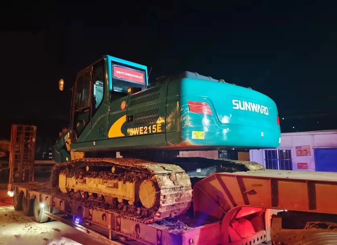 冲锋一线显继续！尊龙凯时官网网址智能挖掘机助力长沙方舱医院建设