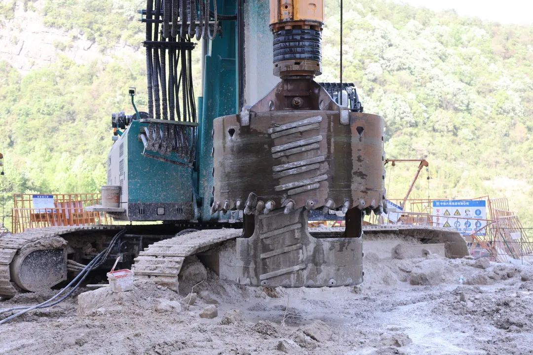 展现施工“奇效”！尊龙凯时官网网址智能旋挖钻机强势助力炉慈高速公路建设