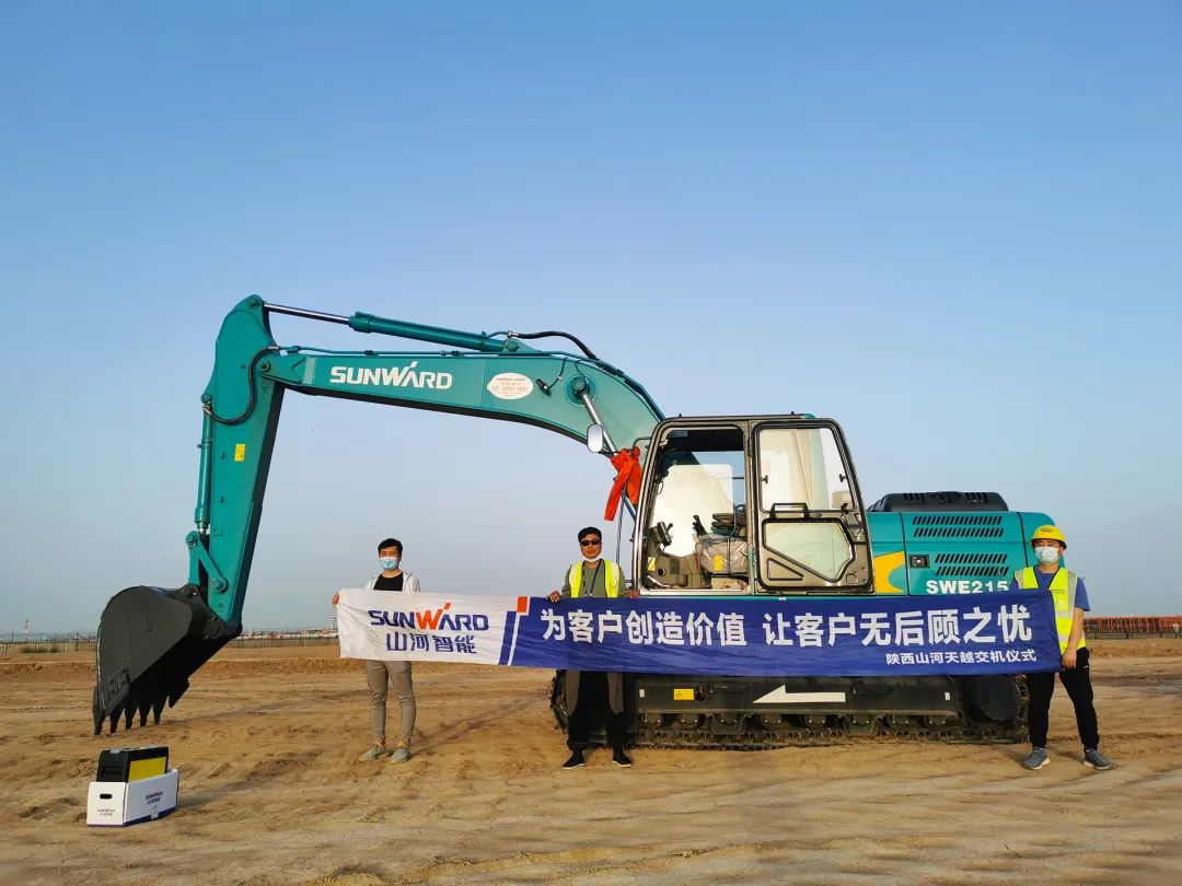 冲、冲、冲！带您感受尊龙凯时官网网址智能挖掘机火热交机时刻