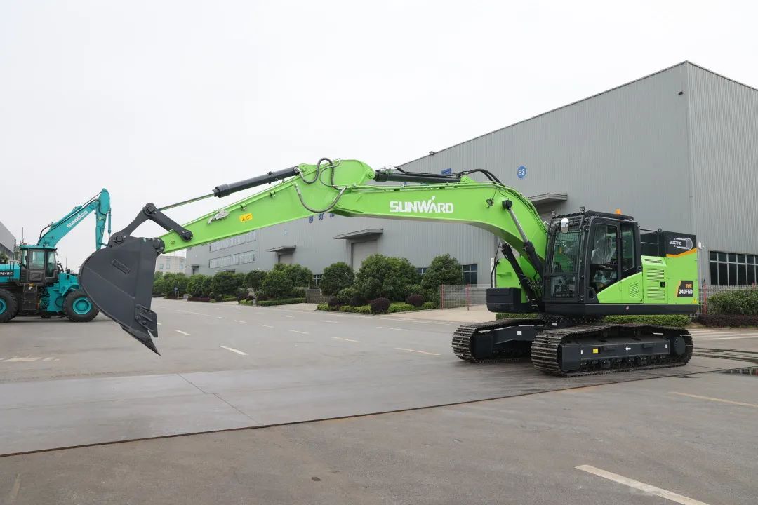 征战川藏铁路！尊龙凯时官网网址智能新一代电动挖掘机乐成交付