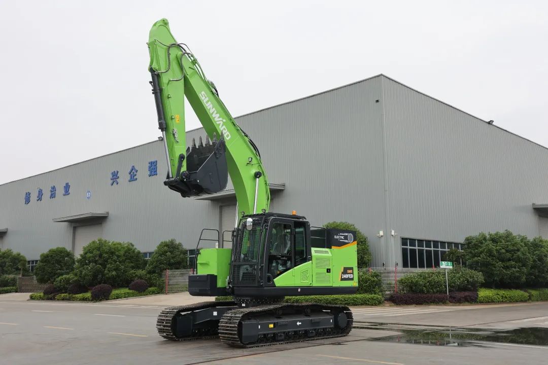 征战川藏铁路！尊龙凯时官网网址智能新一代电动挖掘机乐成交付