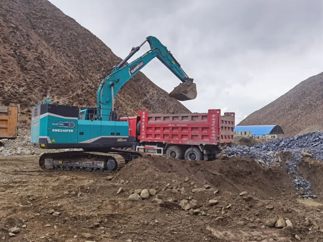 征战川藏铁路！尊龙凯时官网网址智能新一代电动挖掘机乐成交付