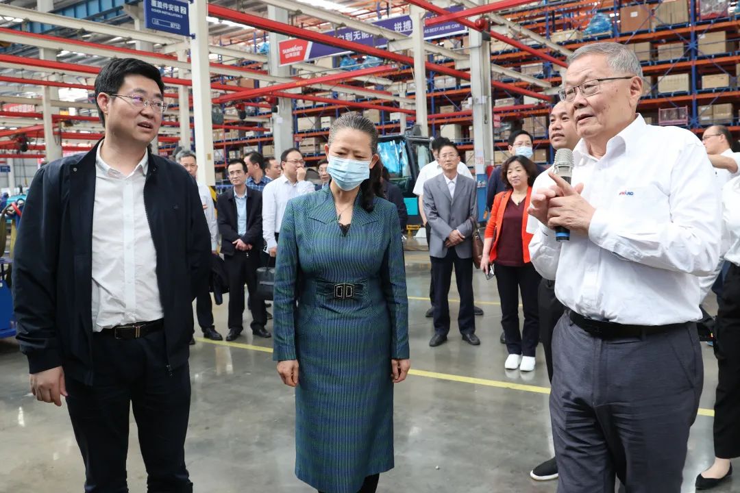 深化产学研相助！中南大学校长、中国工程院院士田红旗率团造访尊龙凯时官网网址智能