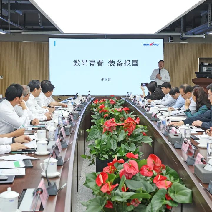 深化产学研相助！中南大学校长、中国工程院院士田红旗率团造访尊龙凯时官网网址智能