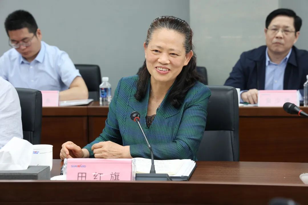 深化产学研相助！中南大学校长、中国工程院院士田红旗率团造访尊龙凯时官网网址智能