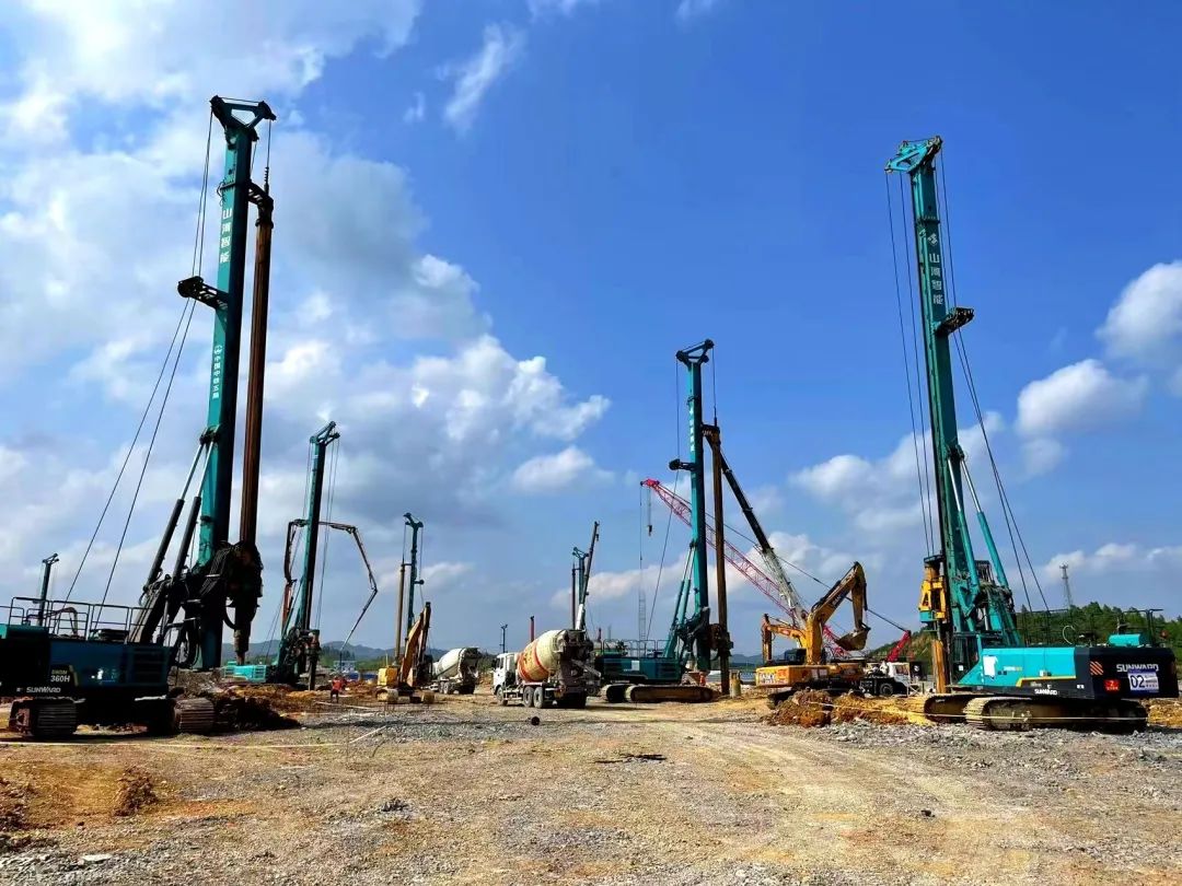 打桩“神器”再露矛头！尊龙凯时官网网址智能旋挖钻机助力贵阳贵安新区负极质料项目加速建设