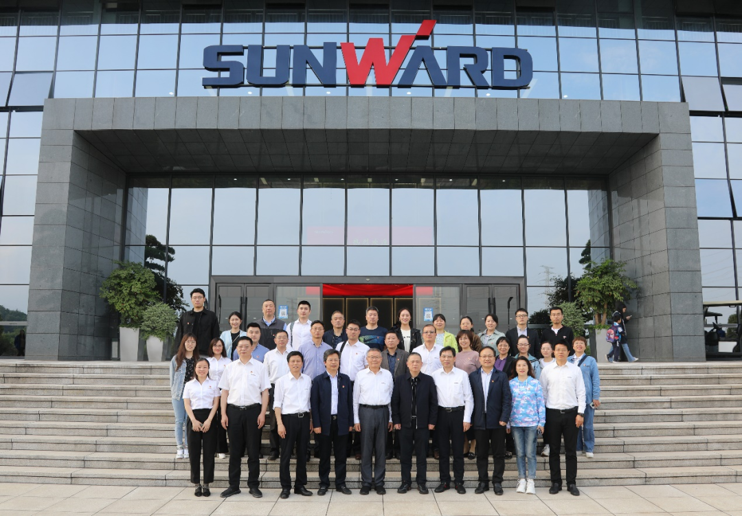 中南大学副校长郭学益率科学研究部一行调研尊龙凯时官网网址智能