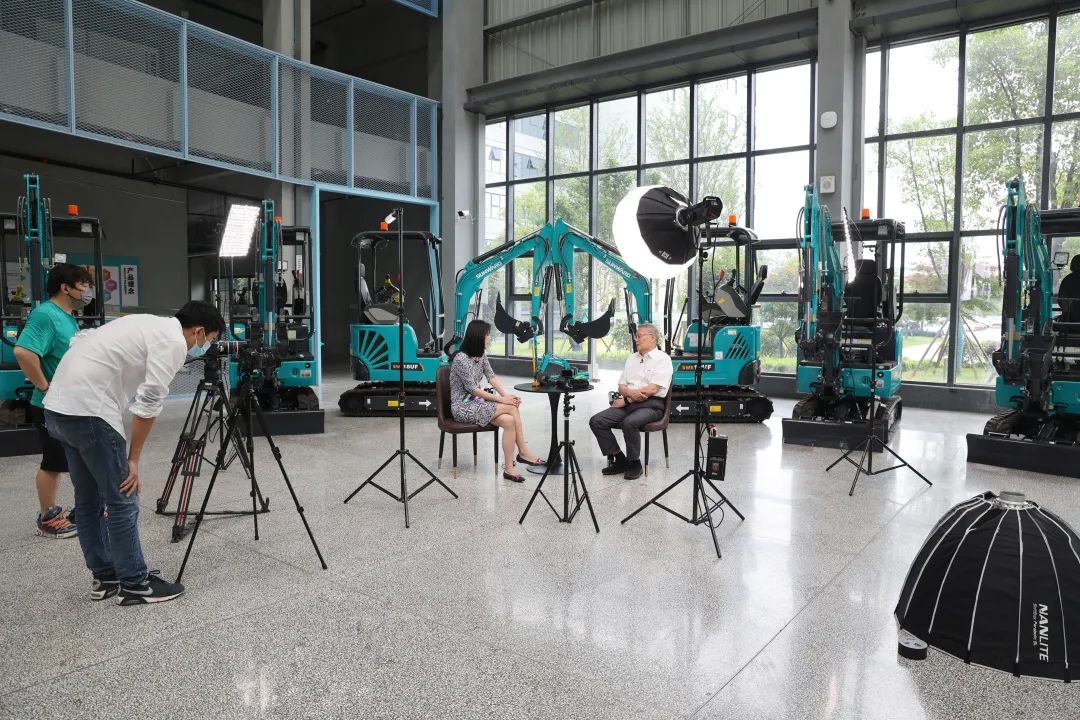 CGTN探厂！专访尊龙凯时官网网址智能董事长、首席专家何清华花絮来了